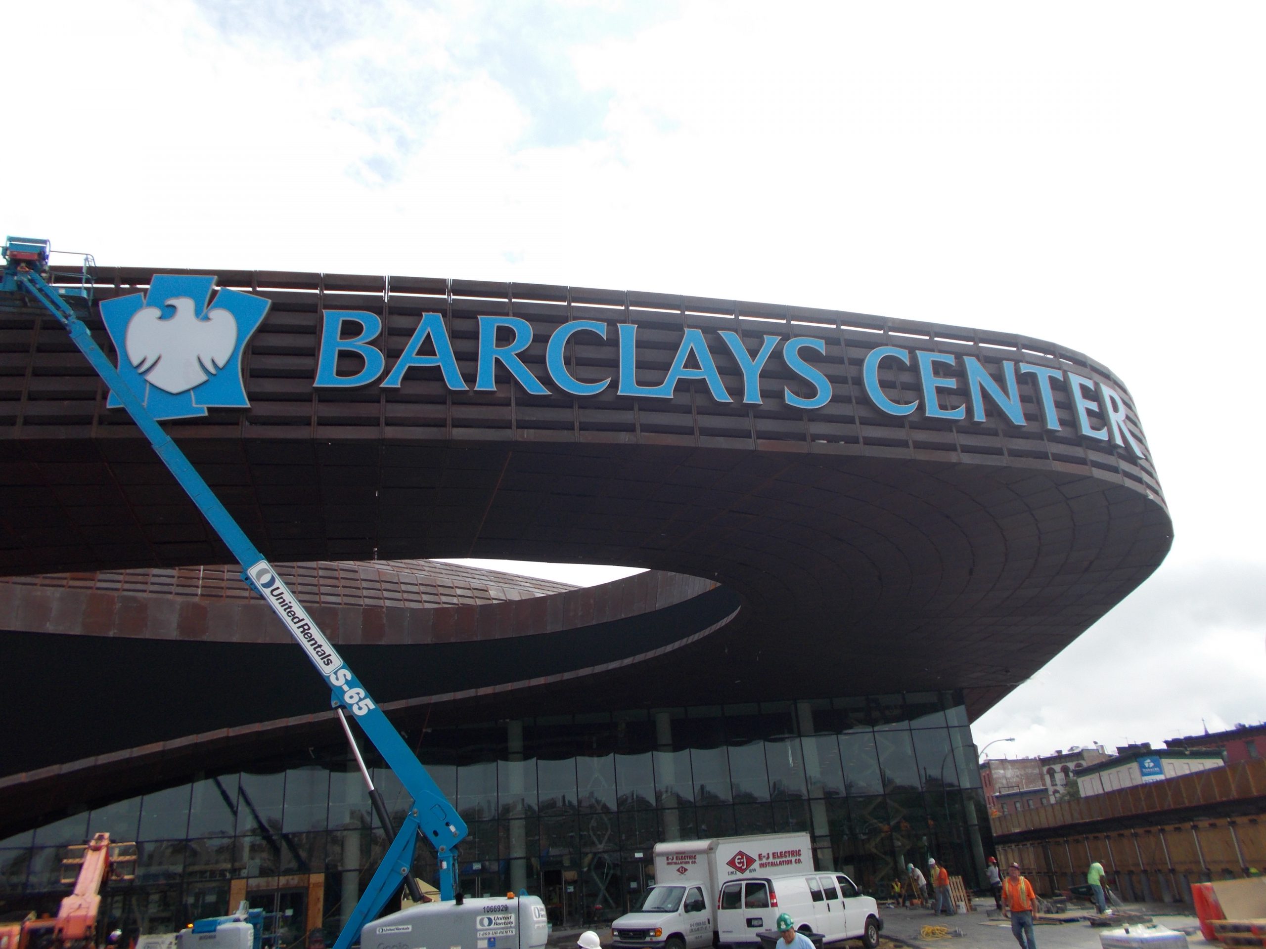 The new Barclays Center Arena is endowed with a network of more than 800  digital signage screens